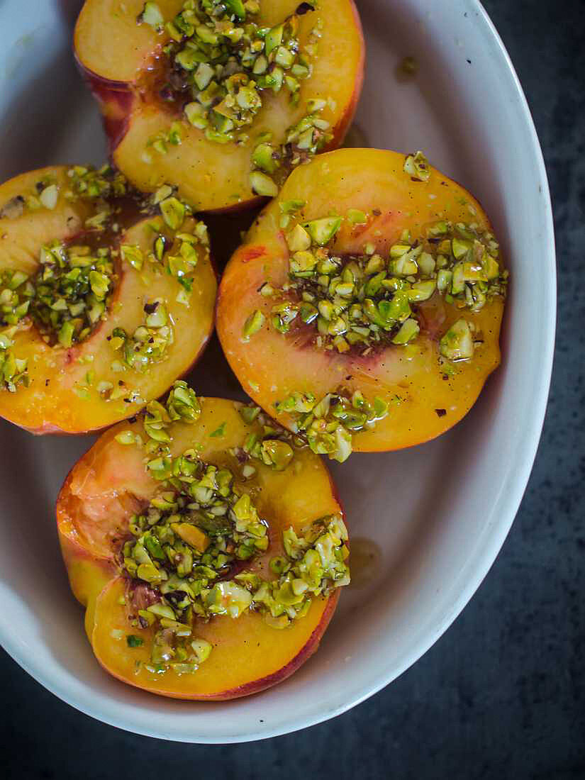 Oven-baked peaches with pistachios
