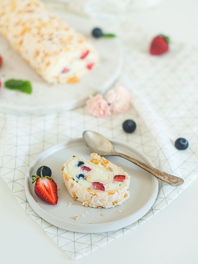 Pavlova with mascarpone cream and berries