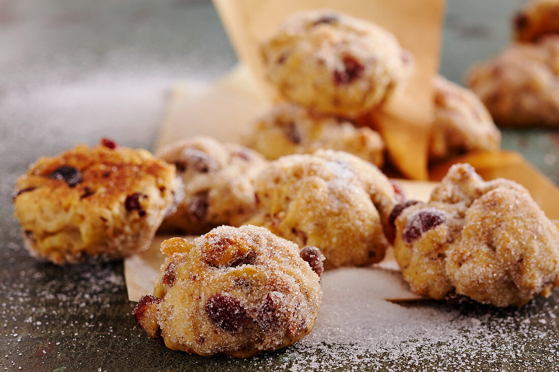 Stollen bites with dried cranberries and sugar