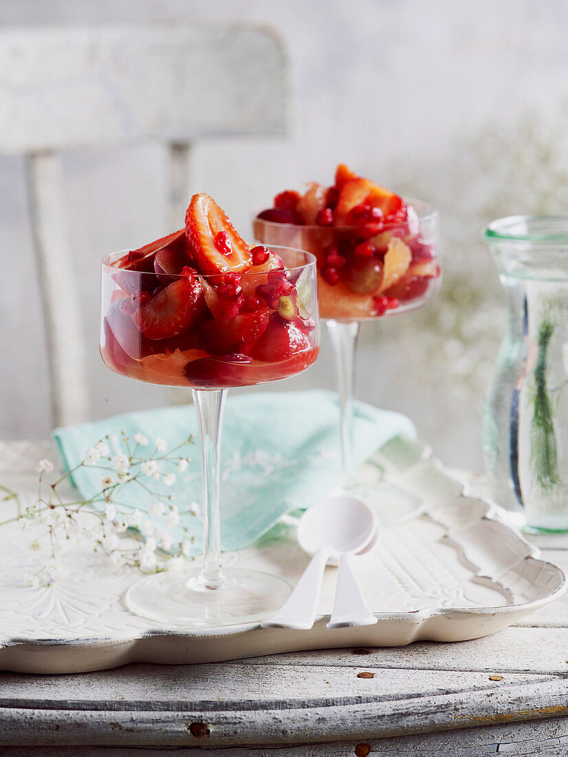 Rosa Fruchtsalat mit Erdbeeren