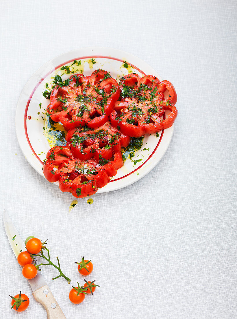 Tomatensalat mit Kräutern und Olivenöl