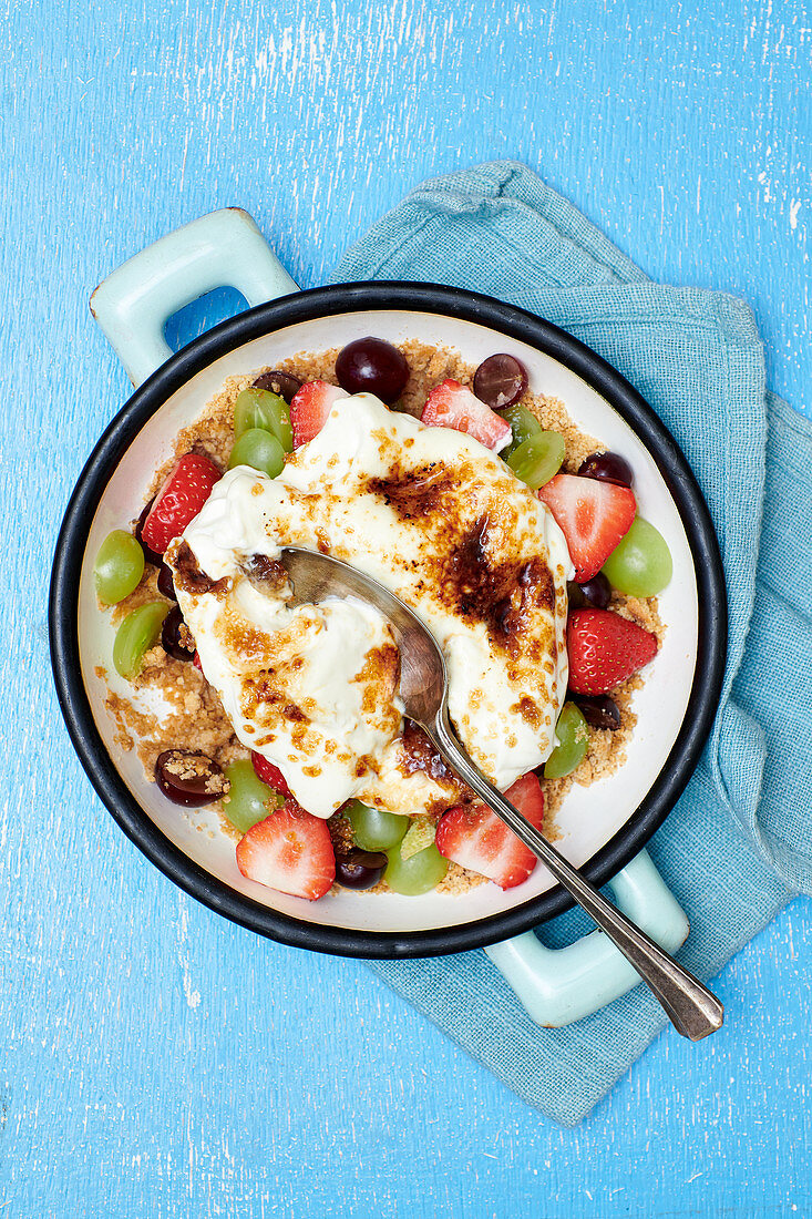 Crème brûlée mit Trauben und Erdbeeren