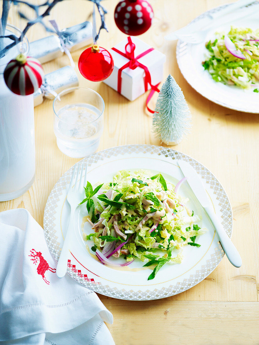 Weihnachtlicher Schweinefleischsalat mit Chili-Pflaumen-Dressing