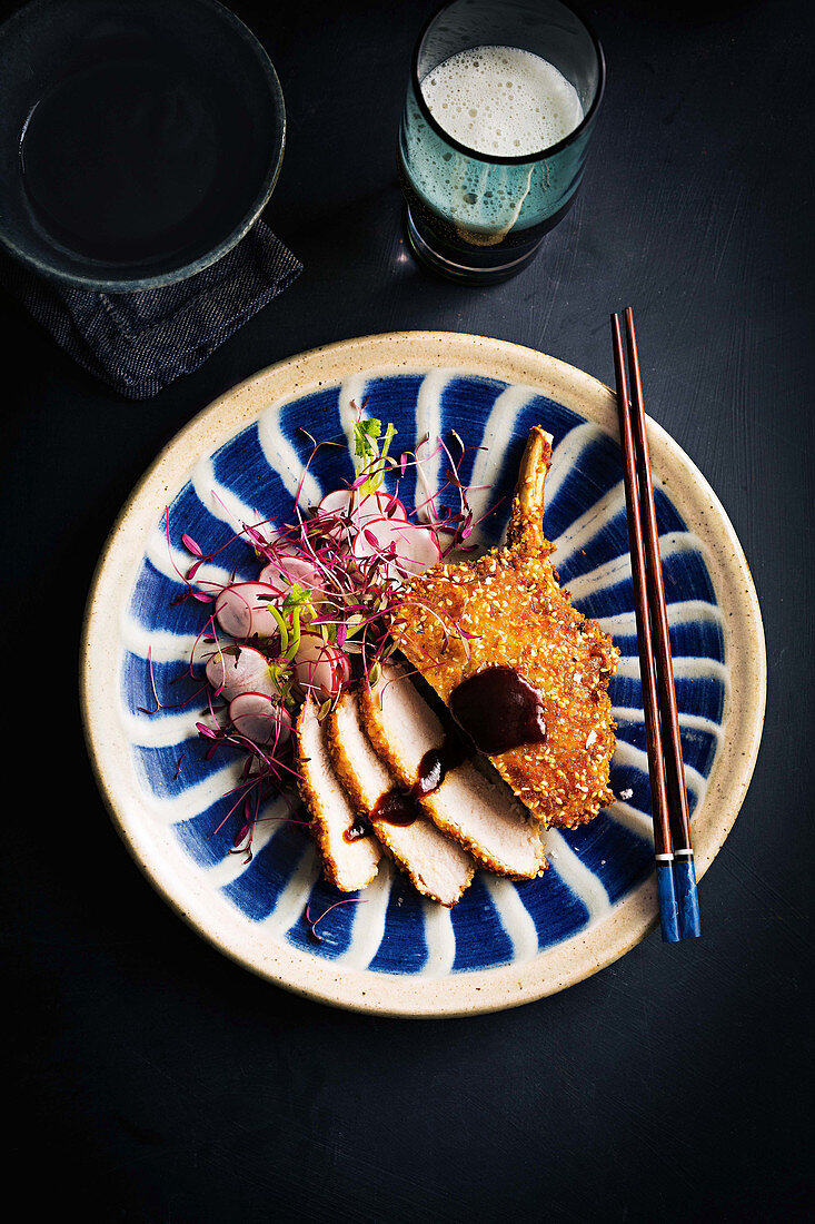 Schweinekoteletts mit Sesampanade und schneller Tonkatsu-Sauce