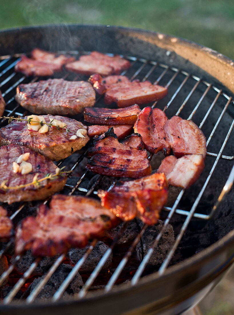 Rindersteak und Bacon auf dem Grill