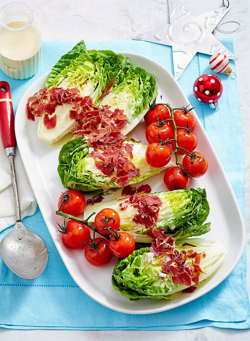 Lettuce wedges with tomato and prosciutto