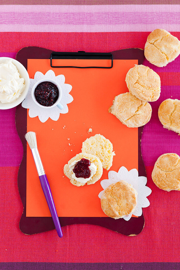 Glutenfreie Kartoffel-Scones mit Marmelade