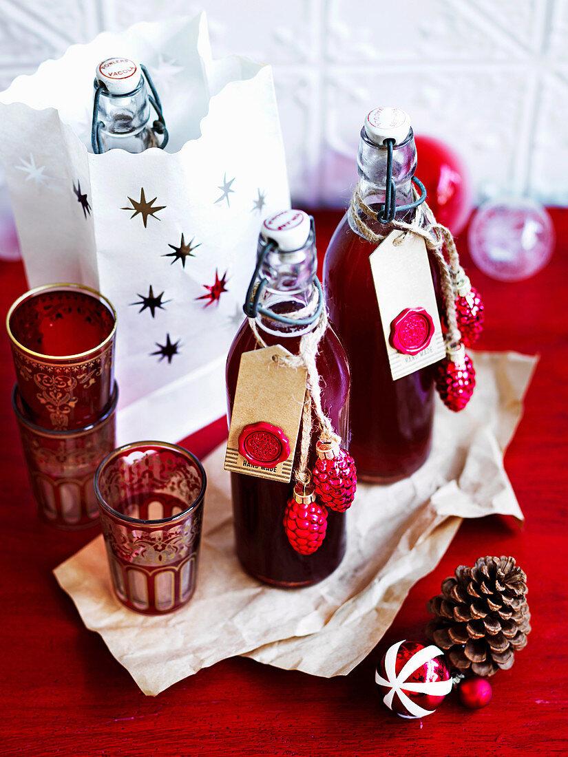 Selbstgemachter Granatapfel-Tee-Cordial als Weihnachtsgeschenk