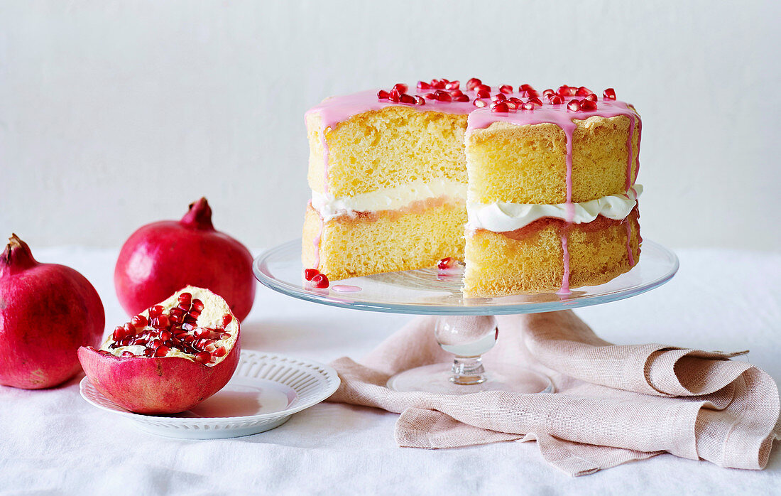 Biskuitkuchen mit Granatapfel und Rosengelee