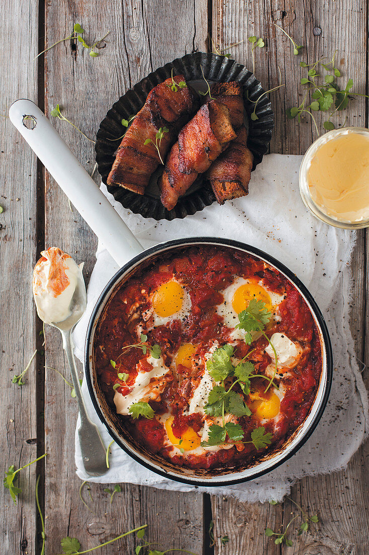 Shakshuka auf türkische Art mit Speckbrot-Sticks