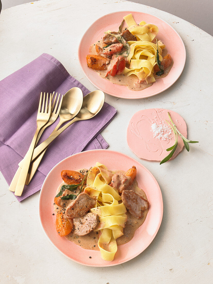 Pork fillets with sage, fresh apricots and tagliatelle
