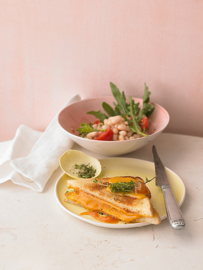 Käsetoast und Tomaten-Bohnen-Salat