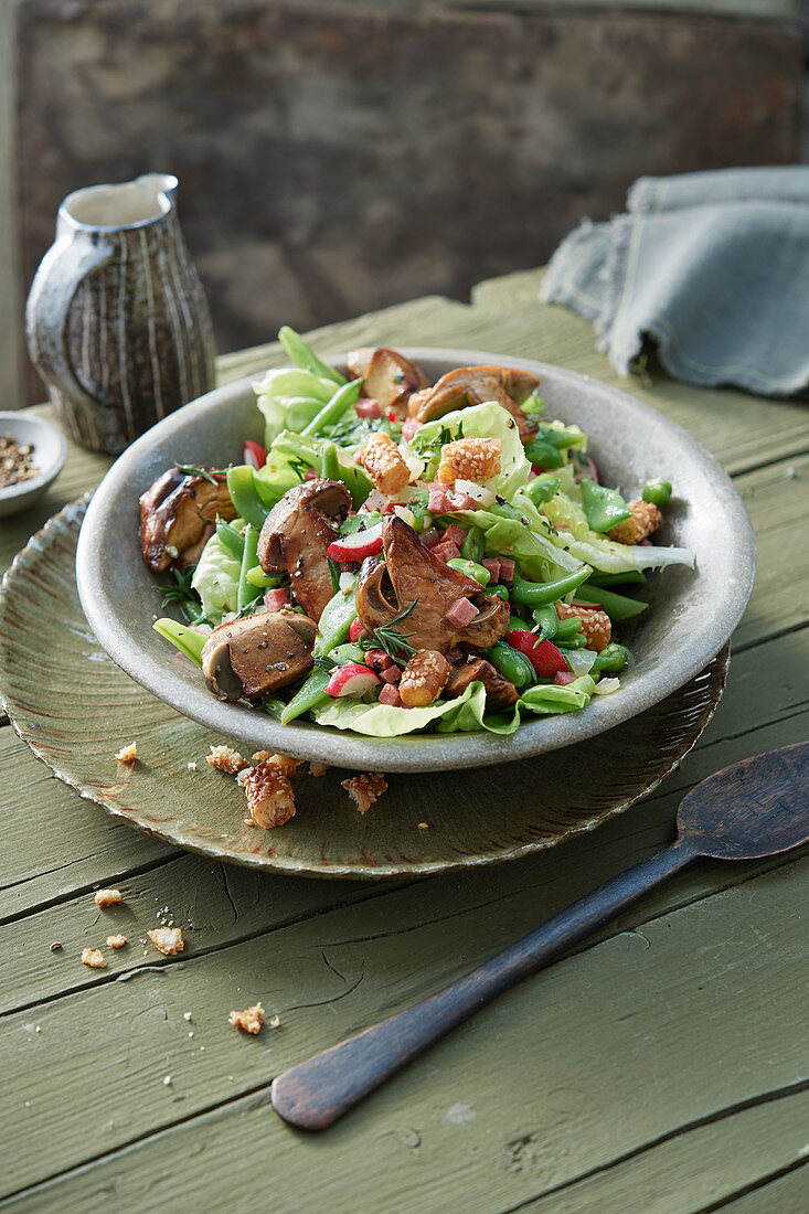 Grüner Bohnensalat mit Knoblauchsalami, gebratenen Steinpilzen und Grissini-Croûtons