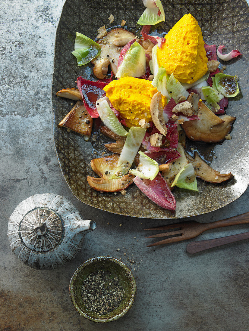 Kürbismousse auf Steinpilzcarpaccio mit herbstlichen Blattsalaten und Schüttelbrot-Crunch