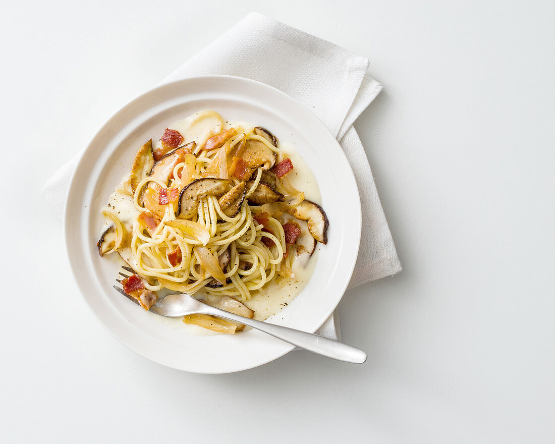 Spaghetti ai porcini con fonduta di grana padano (Nudeln mit Steinpilzen und Käsesauce, Italien)