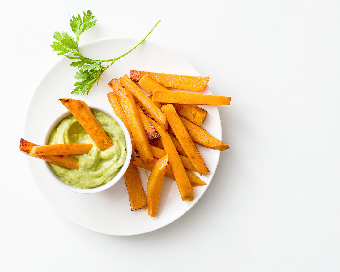 Würzige Süsskartoffelpommes aus dem Ofen mit Avocadocreme