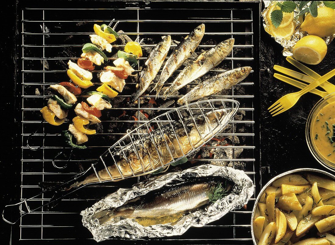 Gegrillte Sardinen, Makrele, Fischspieße & Heringe auf Grill
