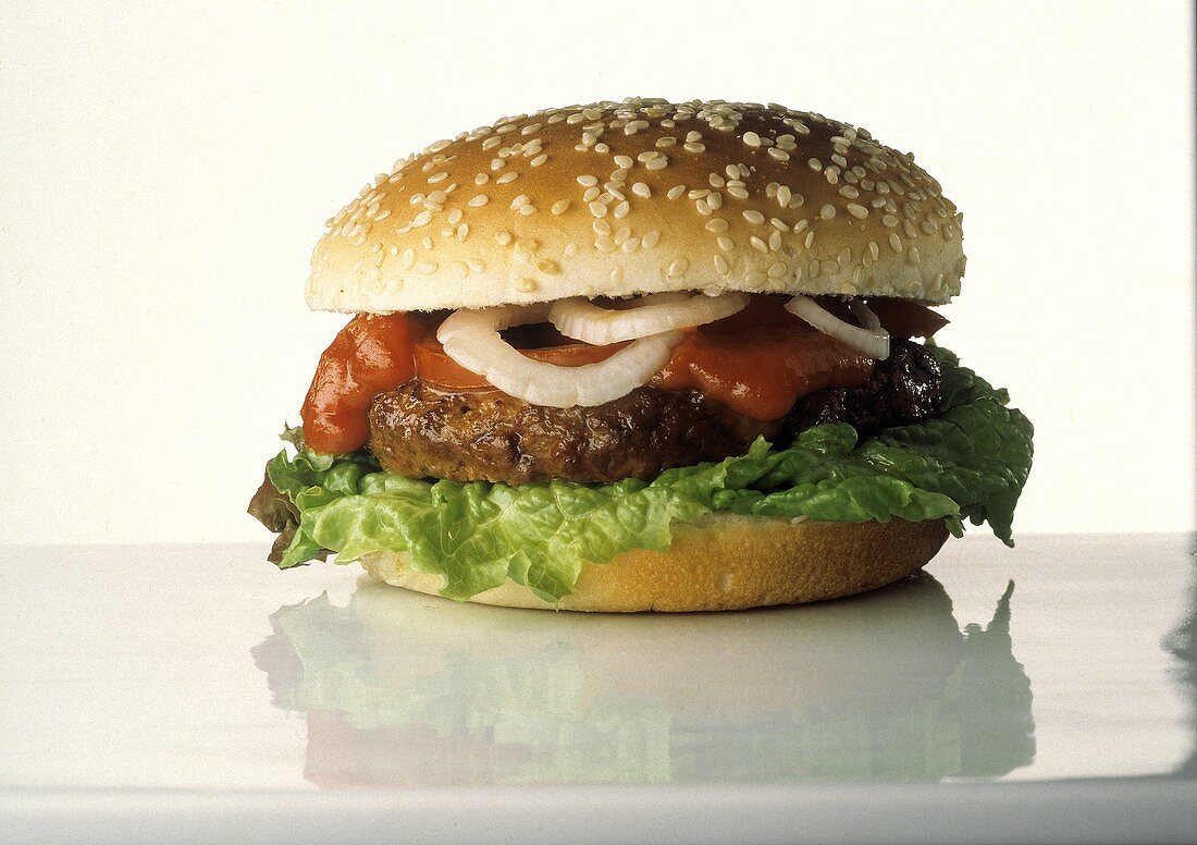 Ein Hamburger auf weißem Hintergrund