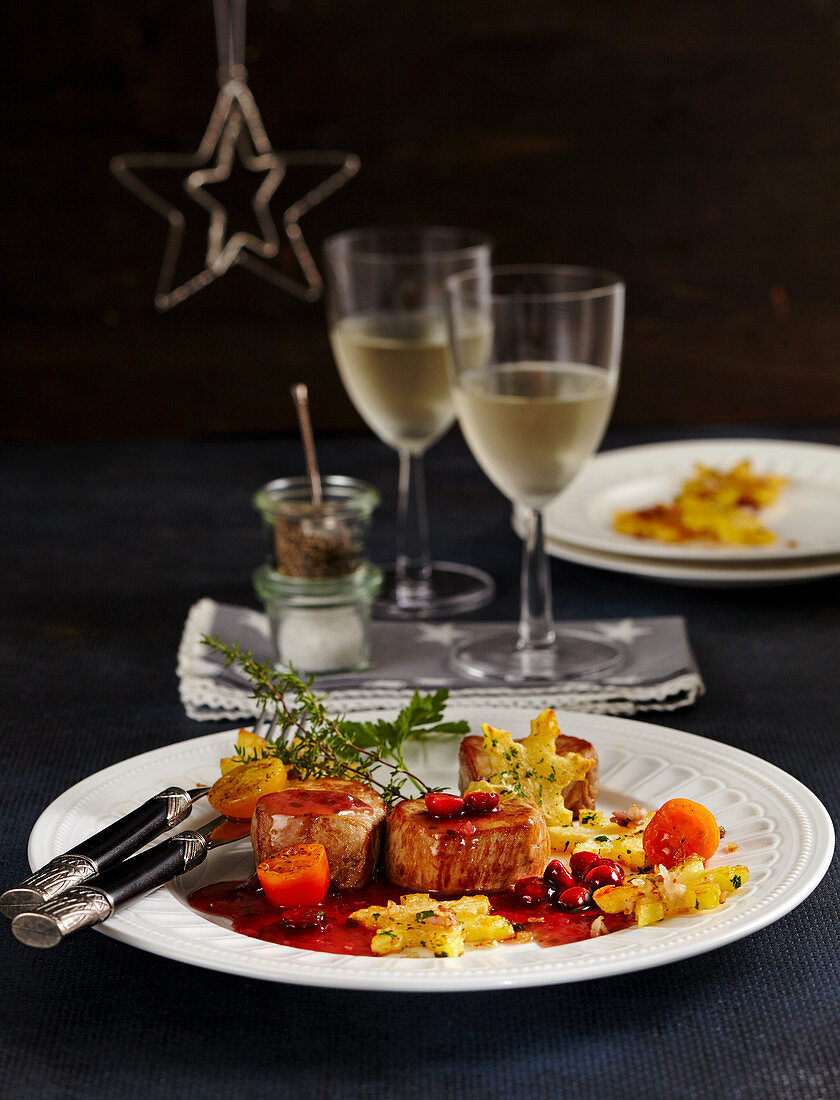 Gebratene Schweinemedaillons mit Cranberrysauce und Kartoffel-Sternen zu Weihnachten