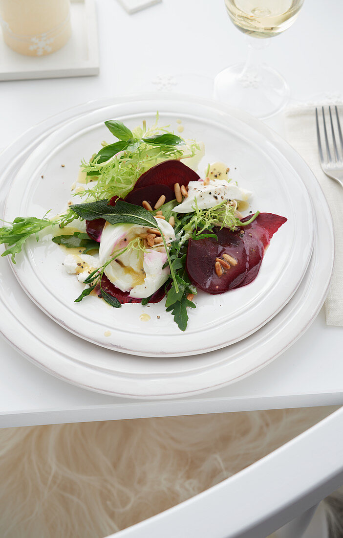 Rote-Bete-Salat mit Mozzarella und Pinienkernen zu Weihnachten