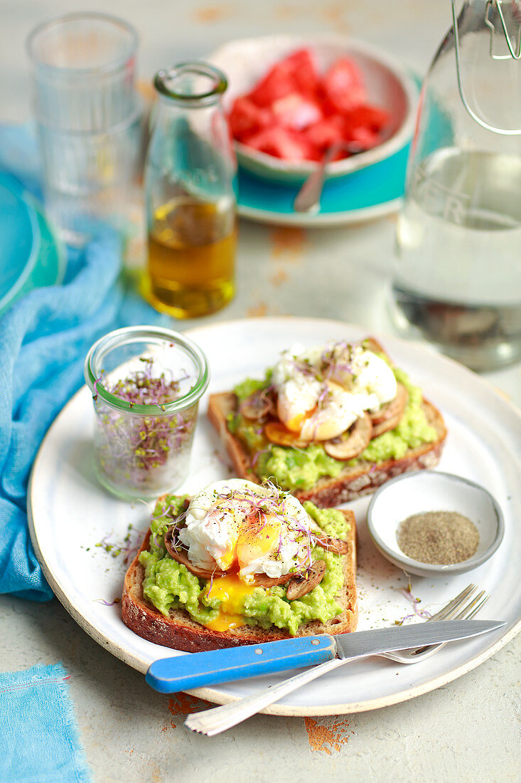 Brot mit Avocadopaste, Pilzen und pochiertem Ei
