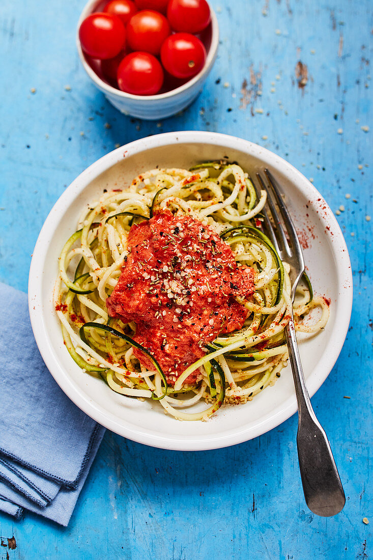 Zucchinispaghetti mit Tomatensauce
