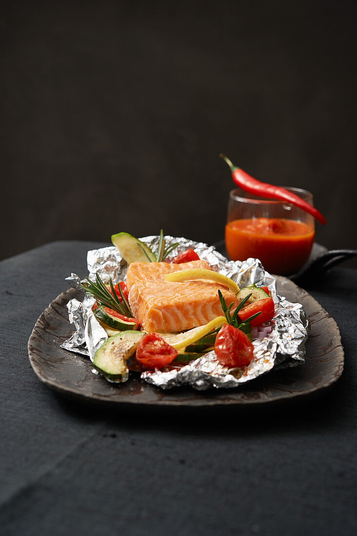 In Folie gegrillter Lachs mit Paprika-Tomaten-Dip