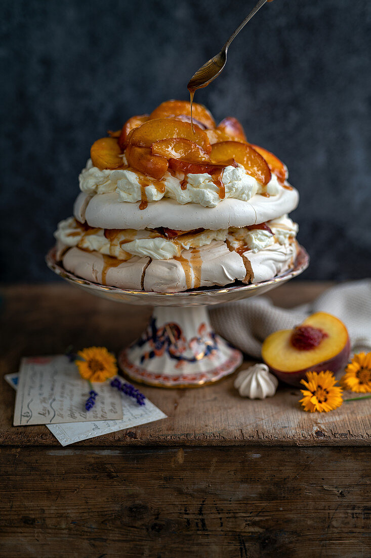 Pavlova mit Pfirsichen und Karamellsauce