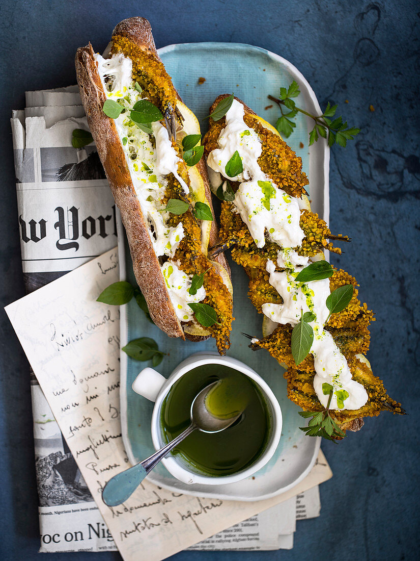 Baguette-Sandwich mit gebackenen Sardinen, Zitrone und Burrata