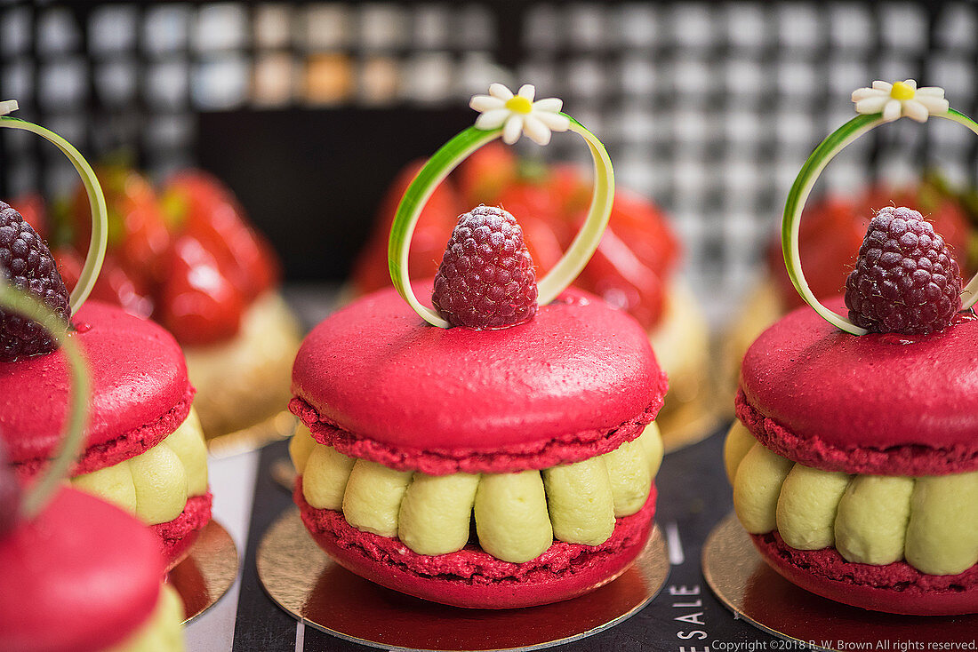 Macarons mit Himbeeren