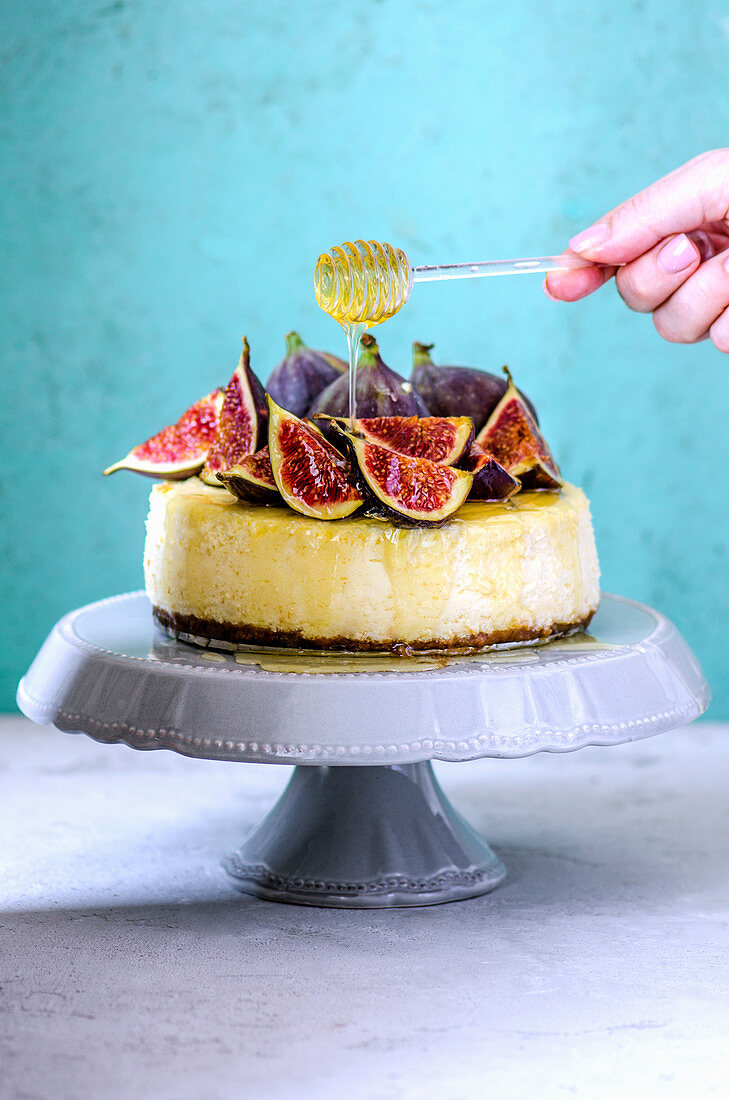 Cheesecake with figs and honey