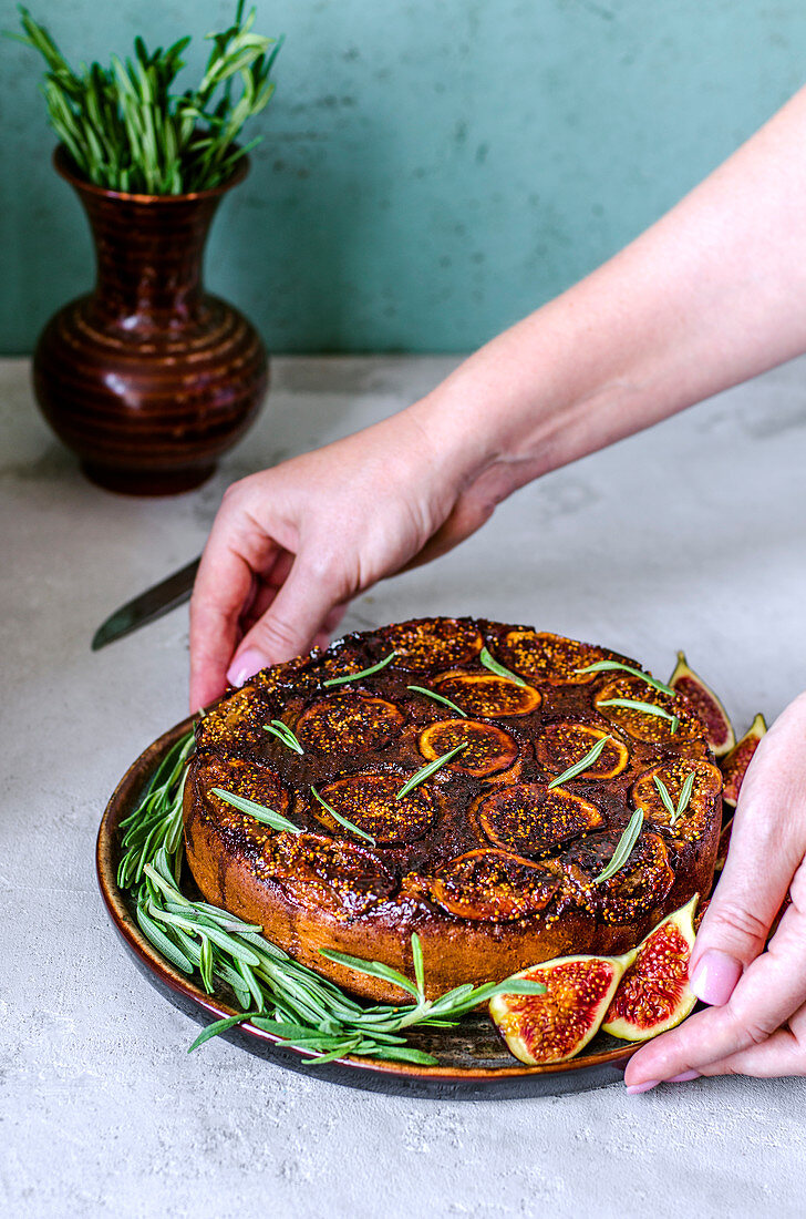 Inverted cake with figs, rosemary and honey
