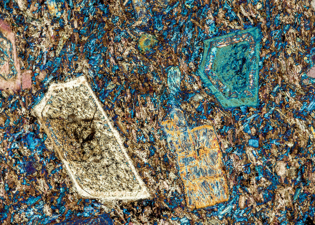 Latit-Andesit MartaWBH 122-4 PPol 30x - Latit-Andesit, Dünnschliff, 30-1