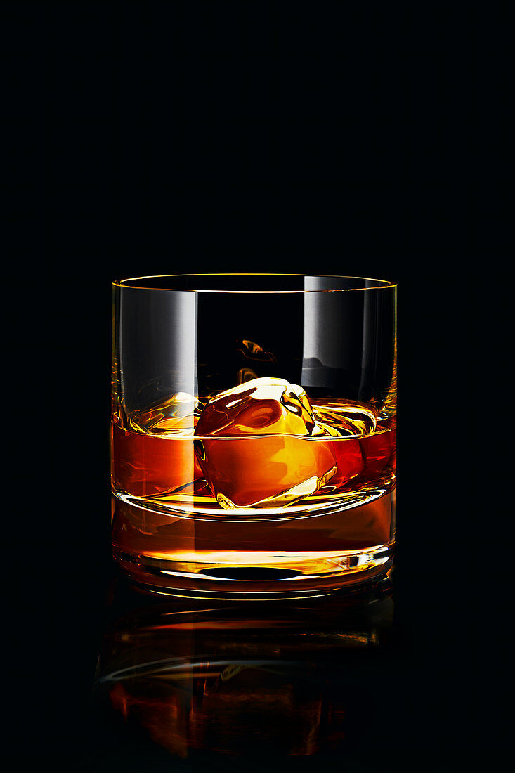 Ein Glas Whisky mit Eiswürfeln