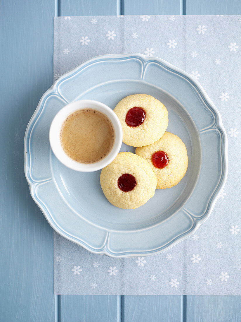 Frangipane-Marmeladenplätzchen und Kaffee