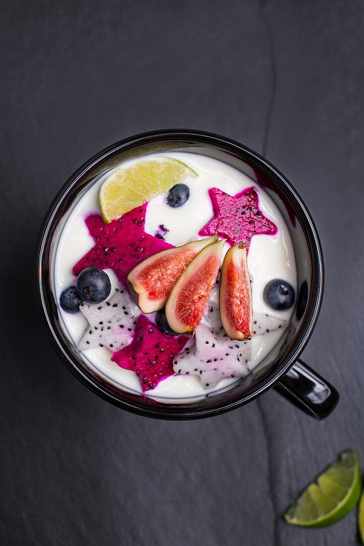 Breakfast Bowl mit frischen Früchten und Joghurt