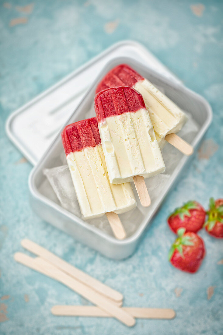Popsicles mit Ziegencreme und Erdbeeren (Eis am Stiel)