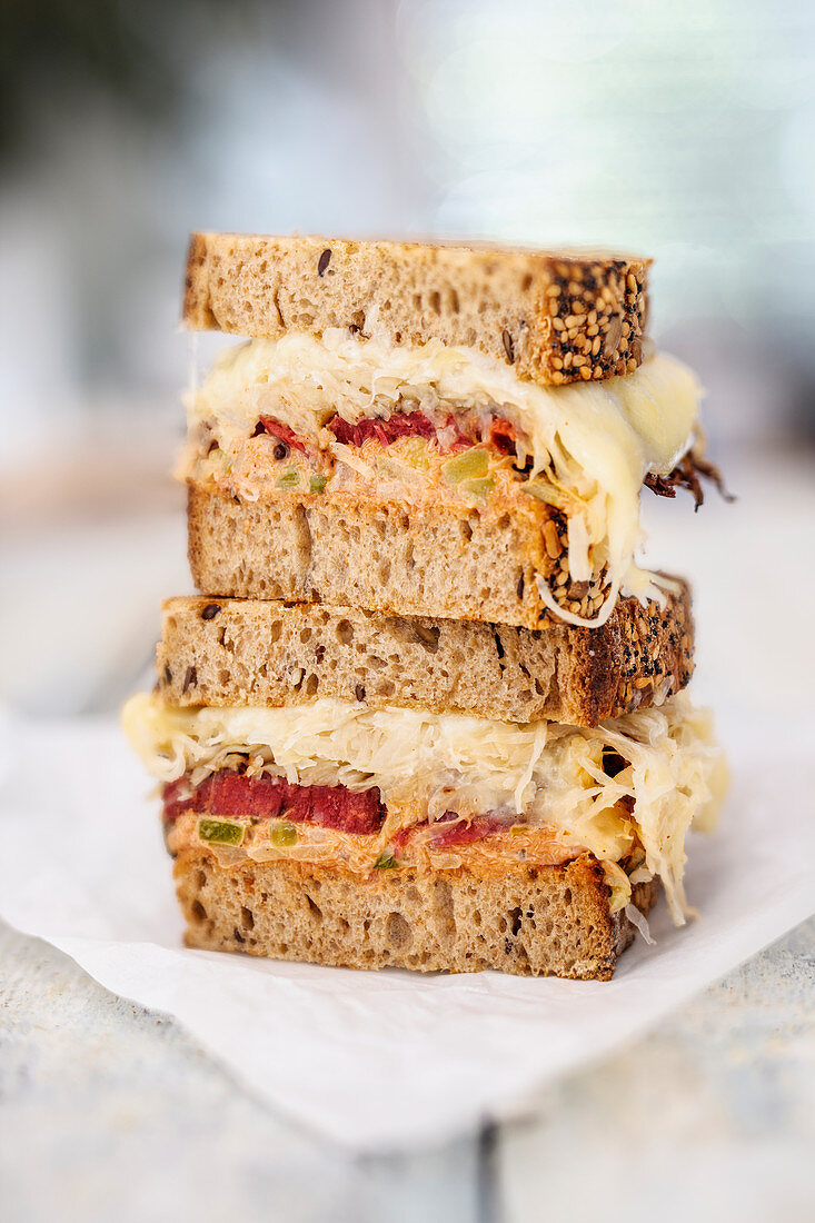 Reuben Sandwich mit Pastrami, Sauerkraut und Thousand-Island-Dressing (New York)