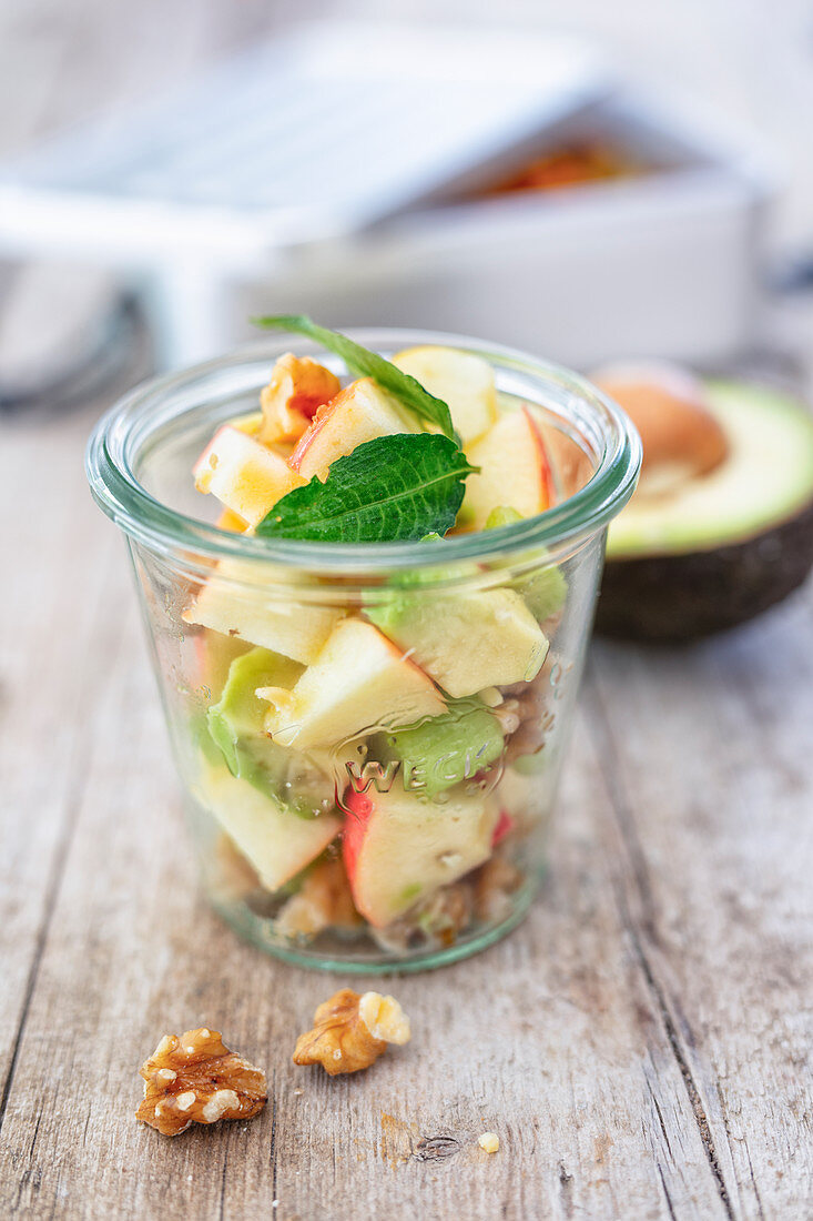 Salat mit Apfel, Selleriestange, Avocado und Walnuss als Low Carb Lunch