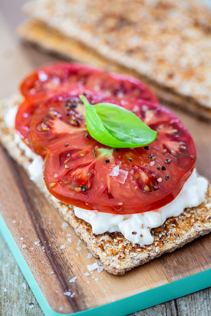 Baked crispbread with cottage cheese and ox heart tomatoes