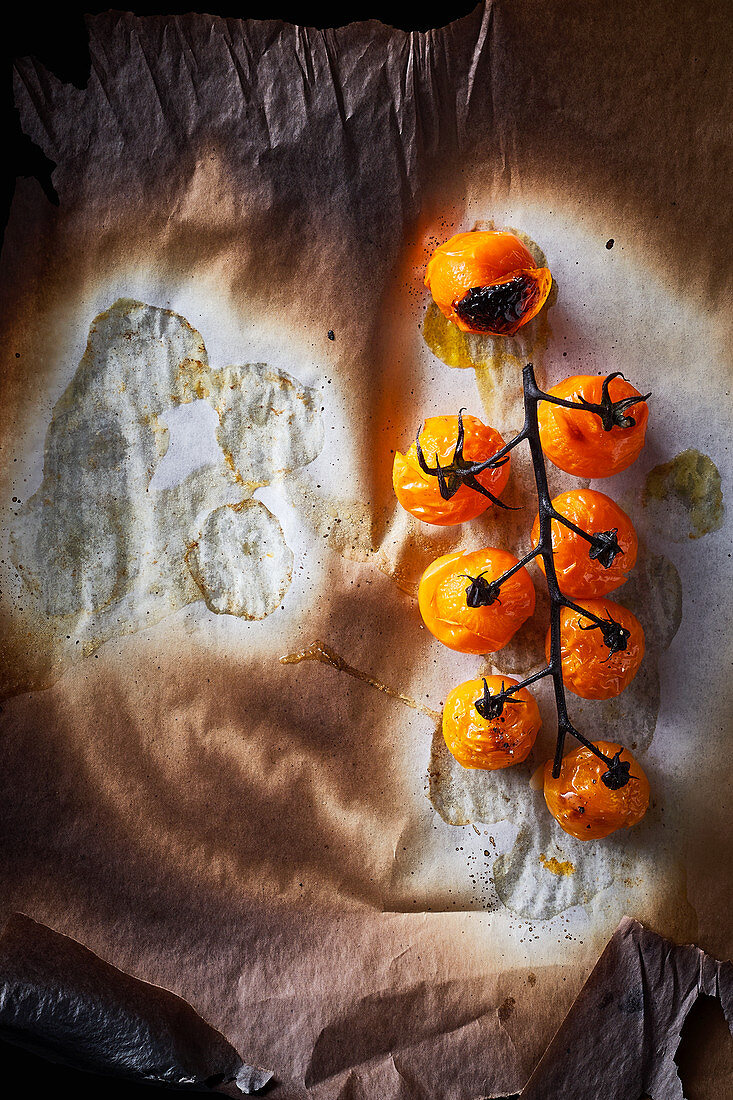 Food-Art: Gebackene Tomatenrispe auf Backpapier