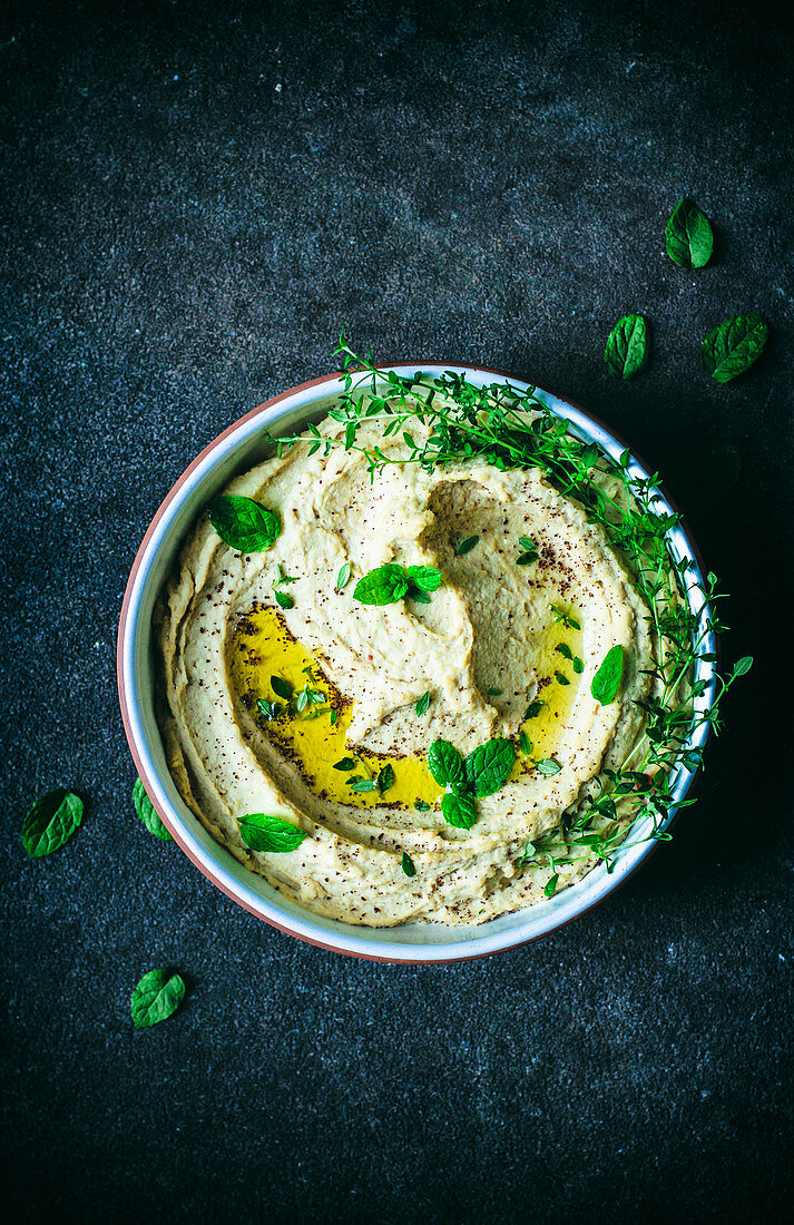 Hummus mit frischen Kräutern und Olivenöl