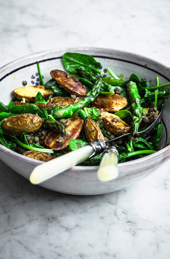 Salat mit gebratenen Kartoffeln, Spargel, Linsen und Spinat