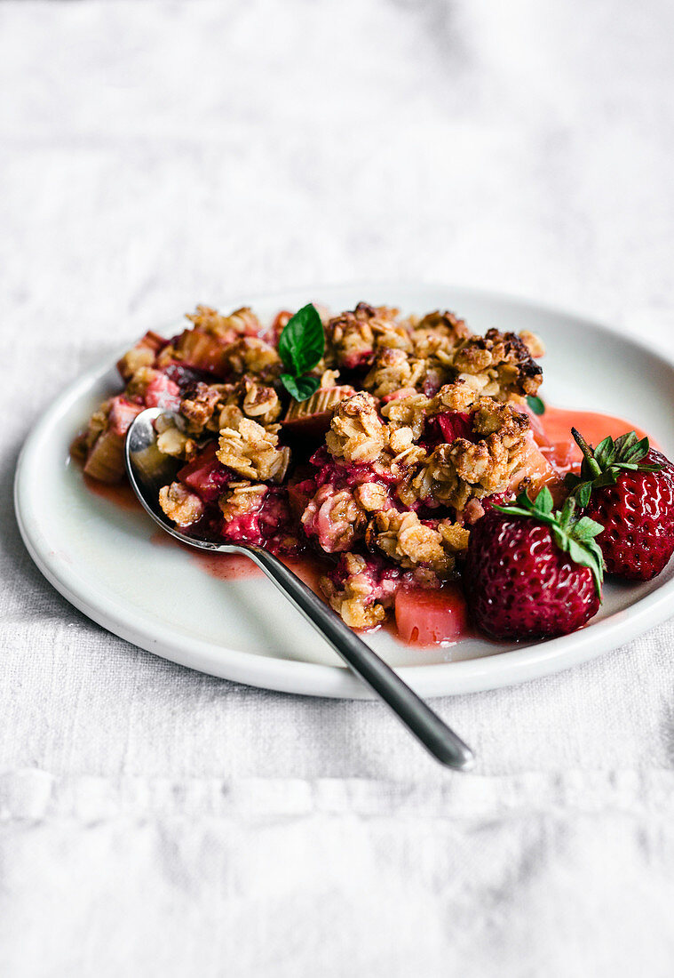 Kichererbsenmehl-Crumble mit Rhabarber und Erdbeeren