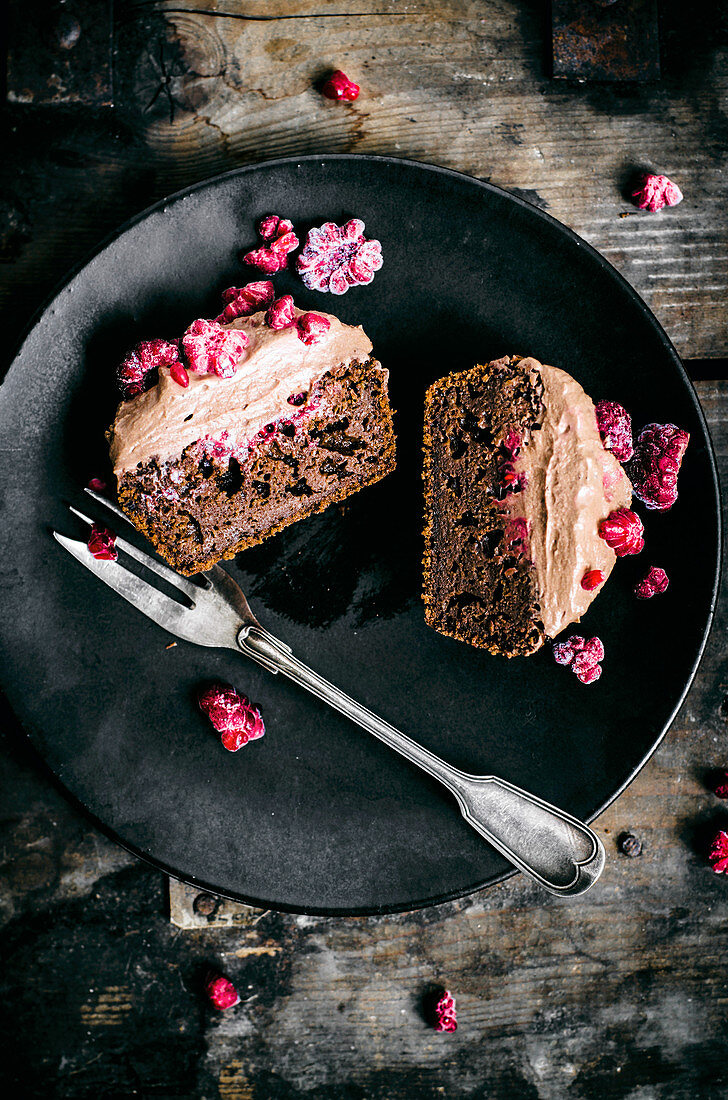 Brownies mit Milchschokoladen-Ganache und Himbeeren