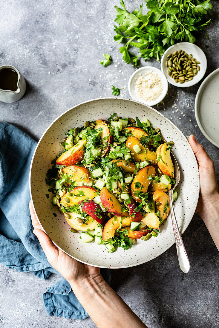 Pfirsichsalat mit Avocado und Petersilie