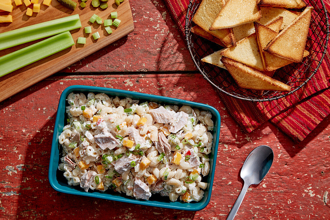 Thunfisch-Makkaroni-Salat mit Toastecken