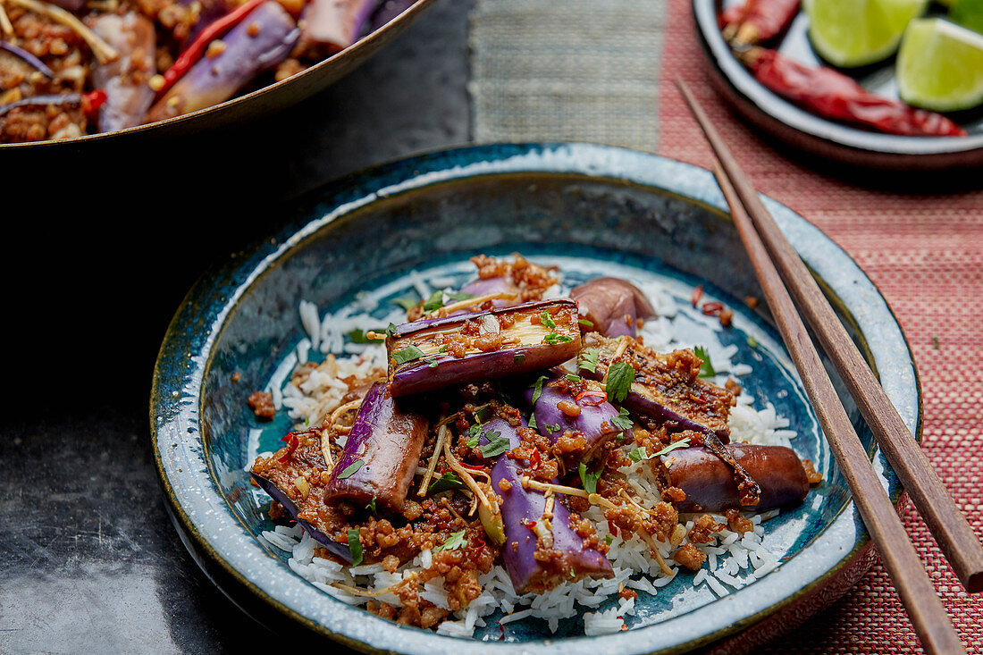 Geschmorte Auberginen mit Schweinefleisch und Pilzen (Asien)