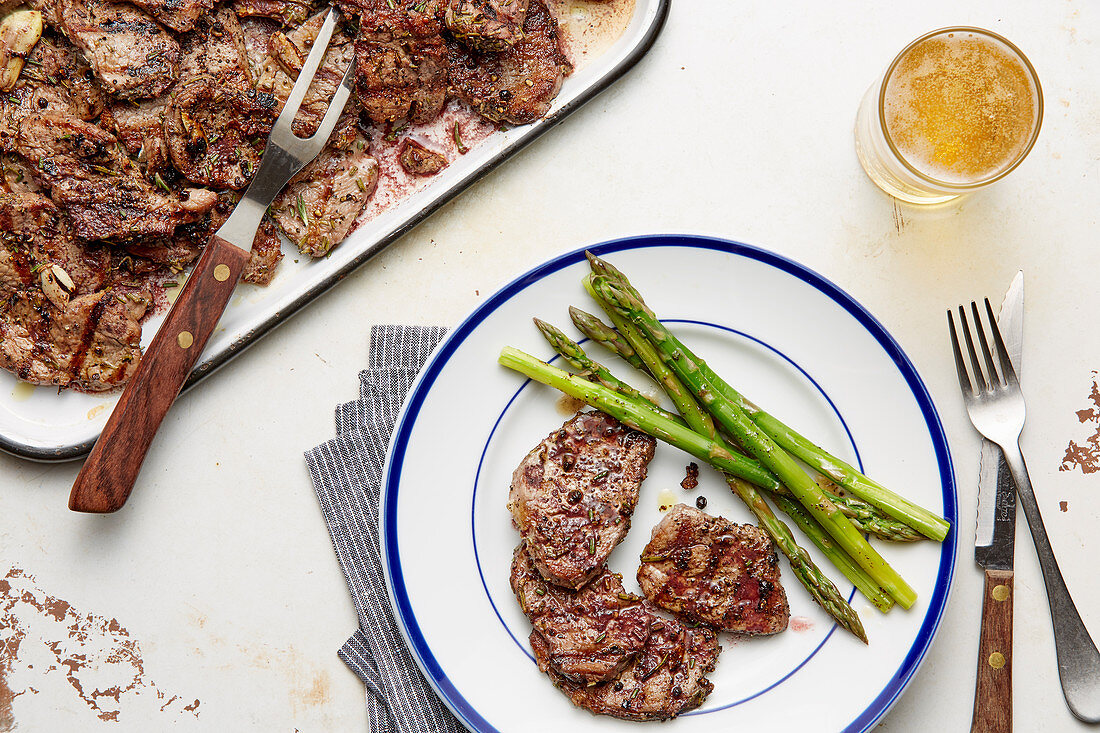 Gegrilltes Schweinefilet mit Rosmarin und Spargel