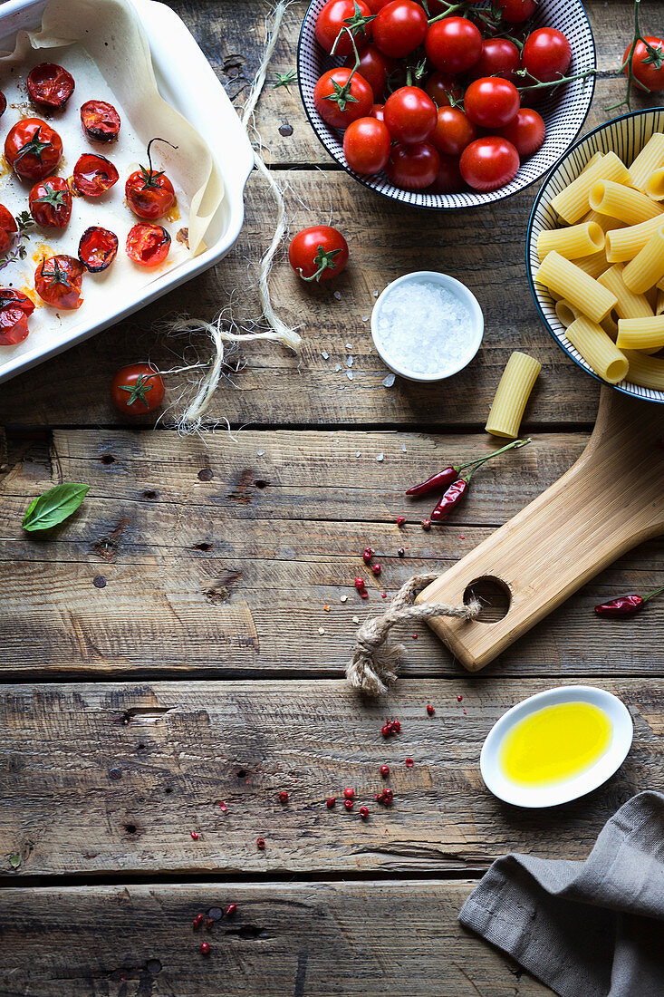 Zutaten für Pastagericht: Röhrennudeln, Tomaten, Salz, Chili und Öl
